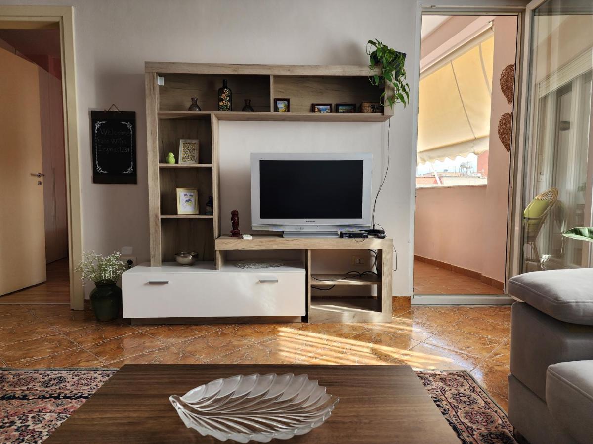 Cozy Sunlit Apartment With Scenic Balcony View ติรานา ภายนอก รูปภาพ