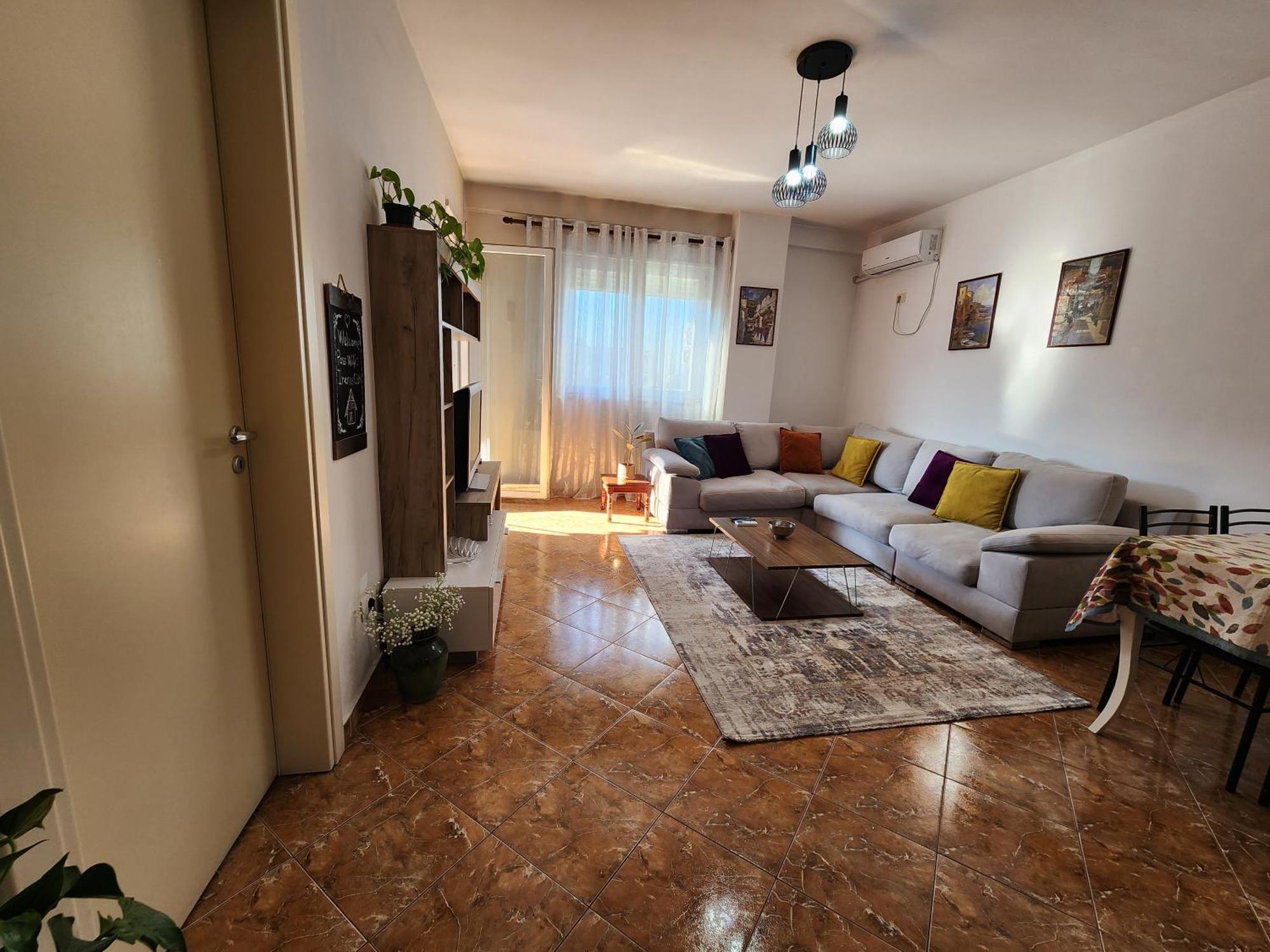 Cozy Sunlit Apartment With Scenic Balcony View ติรานา ภายนอก รูปภาพ